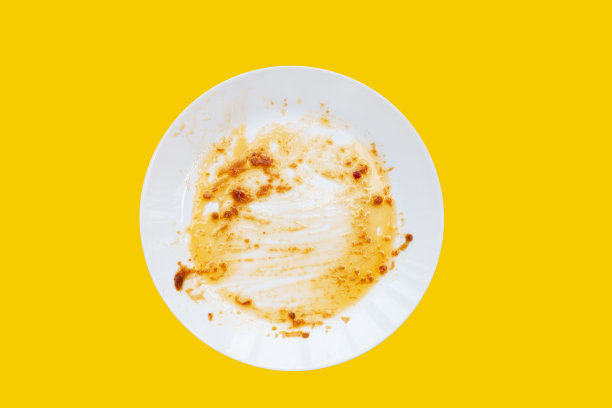 黄色背景上的脏盘子。俯视图图片下载