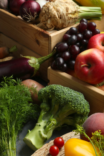 不同的新鲜蔬菜和水果在灰色木桌，特写。农民收获图片下载