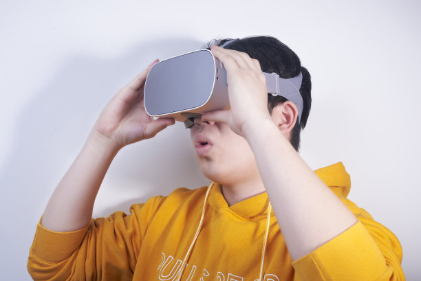 戴着眼镜玩vr虚拟现实的人表情震惊图片下载