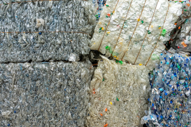 堆紧的塑料废物回收图片下载