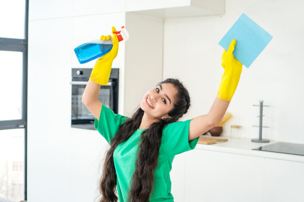 打扫游乐场。现代厨房中开朗年轻主妇的家务背景。图片下载