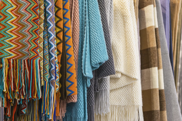 彩色格子的特写，挂在商店里的衣服，舒适的季节性商品。秋冬购物图片下载