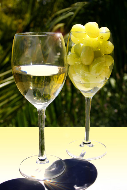 一杯白葡萄酒图片下载