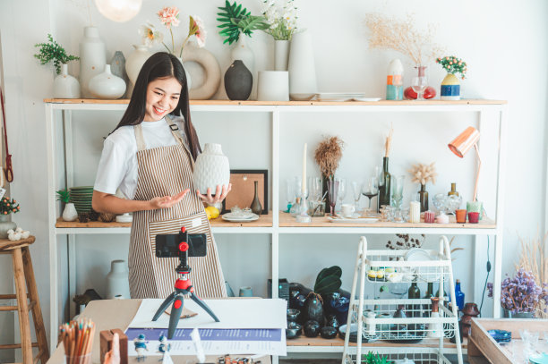 小企业主正在直播。销售产品给前来购买和接受订单的客户。查看客户从网上零售商处订购的订单——网上购物。图片下载