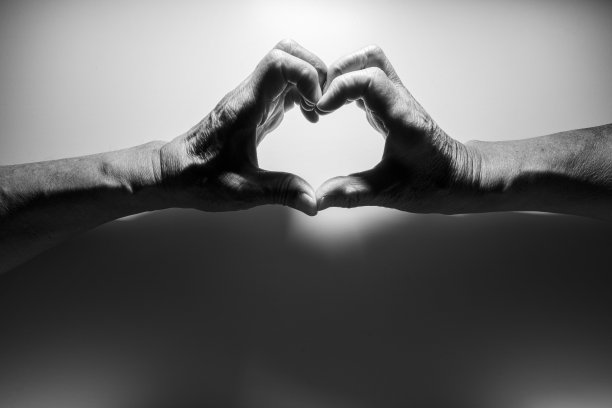 日本老年男女用皱巴巴的手做心形记号图片下载