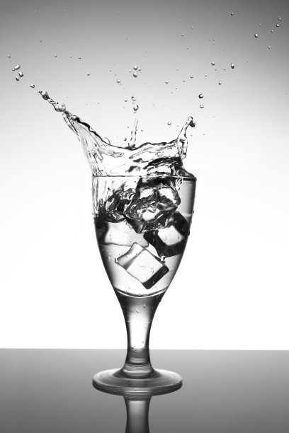 冰立方酒杯飞溅图片下载