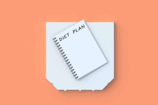 在披萨盒旁边的记事本上写着节食计划。健康饮食。热量控制。营养师咨询。餐安排。减肥的概念。前视图。3d渲染瘦身图片下载