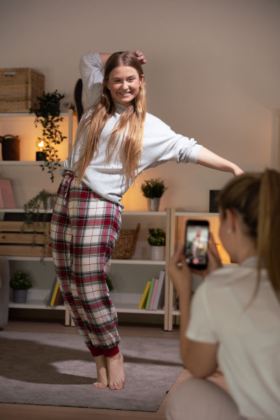 女子记录社交媒体挑战图片下载