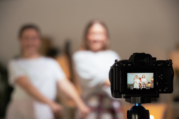 为社交媒体拍摄朋友的相机图片下载