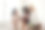 三个快乐的成熟女性一起在网上购买美容产品图片下载