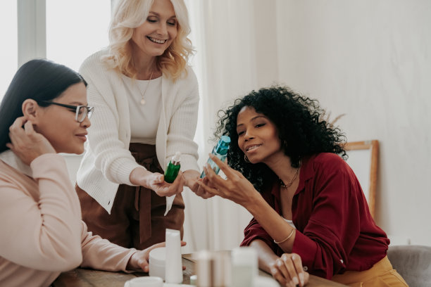 自信成熟的女人在一起的时候给朋友推荐美容产品图片下载