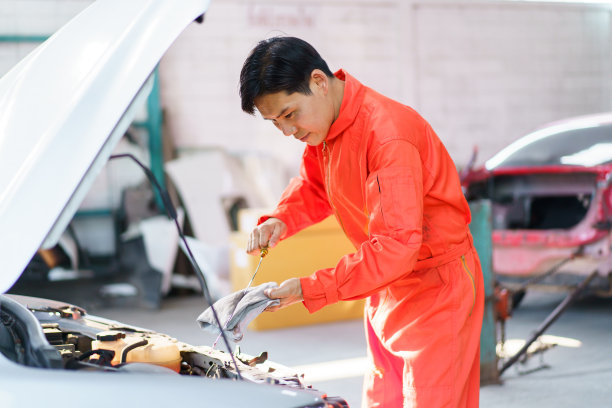 技师正在检查发动机润滑油。图片下载