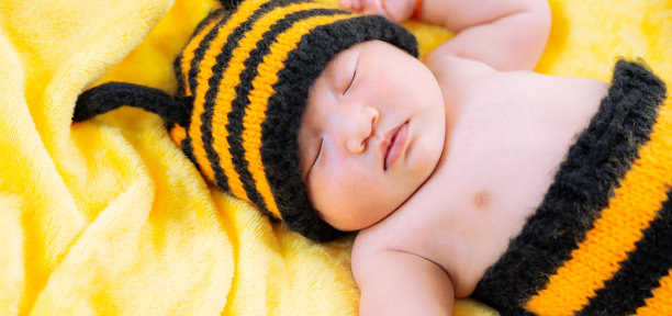 亚洲女婴穿着蜜蜂服装，婴儿穿着蜜蜂服装，新生儿穿着蜜蜂服装。新生儿概念照，图片下载