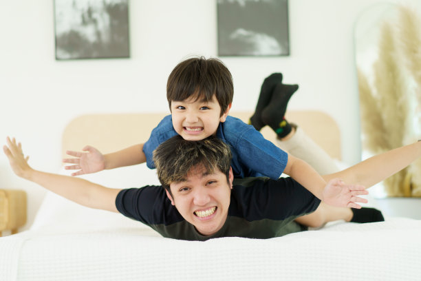 父子俩在一起玩耍。图片下载