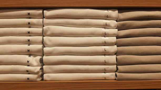 商店里陈列着一堆五颜六色的裤子图片下载