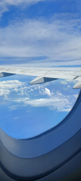 蓝色，云彩和飞机的窗户图片下载