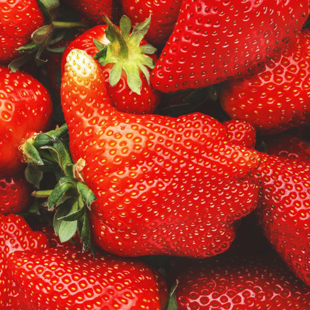 不寻常的草莓形状的手与拇指相似的喜欢的标志，浆果背景，俯视图图片下载