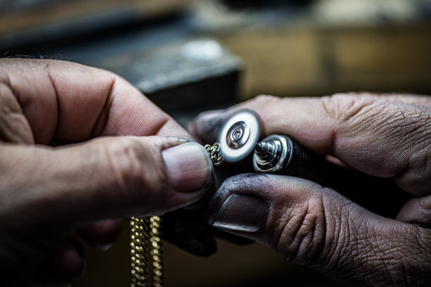 巧手打造精美珠宝图片下载