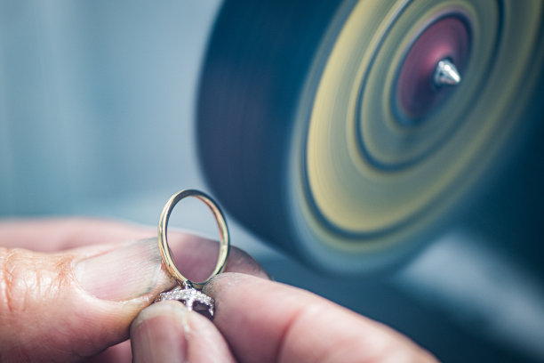 制作优雅:一个熟练的手创造一个美丽的宝石图片下载