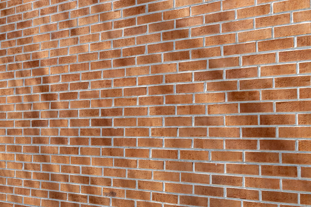 红色粘土砖墙背景在运行键模式与对角阴影图片下载