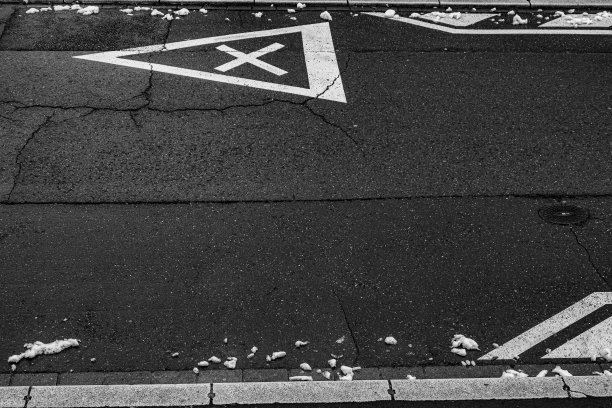 街道道路黑白相间。道路上优先右转的标志。图片下载