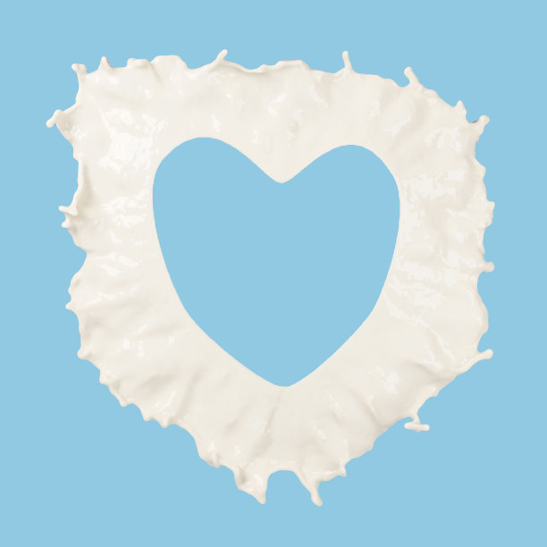 抽象心形现实牛奶飞溅孤立的蓝色背景。3 d渲染。剪切部分。图片下载