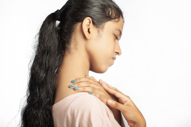 有肩痛的少女图片下载