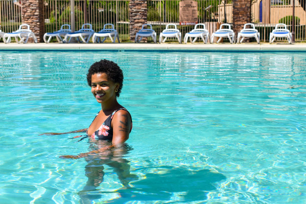 黑人妇女在游泳池-在水里图片下载