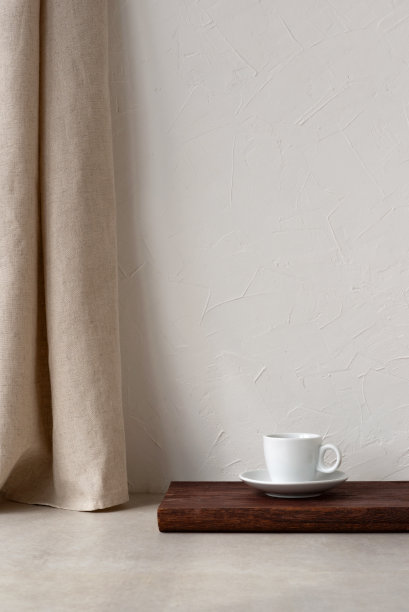 极简的中性家居室内，木桌上的咖啡杯，空白的白色墙壁与复制空间，米色亚麻窗帘和石材桌面，斯堪的纳维亚可持续的房间背景图片下载