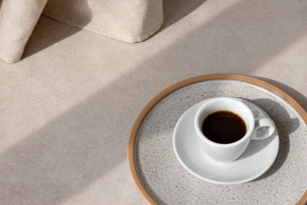 审美中性的背景与咖啡杯在米色石桌子与阳光光影，极简的夏季背景，复制空间图片下载