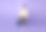 快乐的年轻游客拿着智能手机和行李去度假，孤独的紫色背景。图片下载