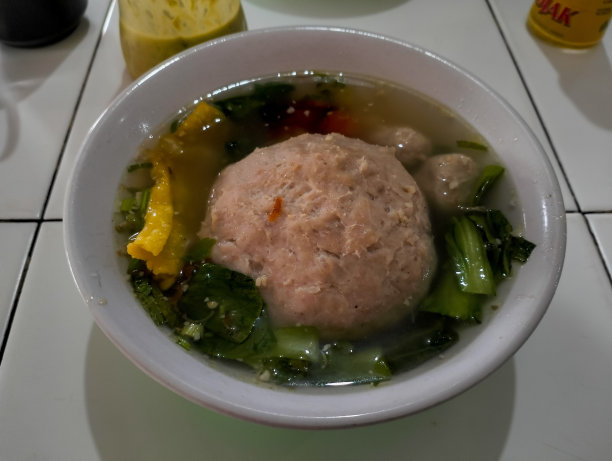 白色碗里的肉丸放在陶瓷桌上图片下载