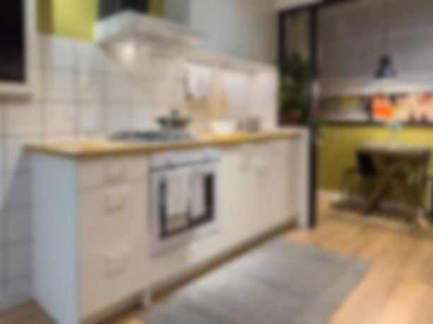 模糊背景的家庭厨房与光散景。图片下载