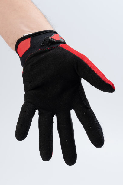 男人的手戴着机械手套图片下载