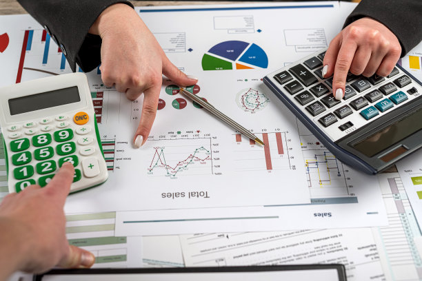 经理在办公室处理财务图表和年度分析研究文件图片下载