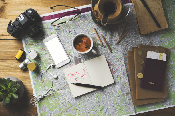 旅行概念平铺，空白屏幕手机样机图片下载