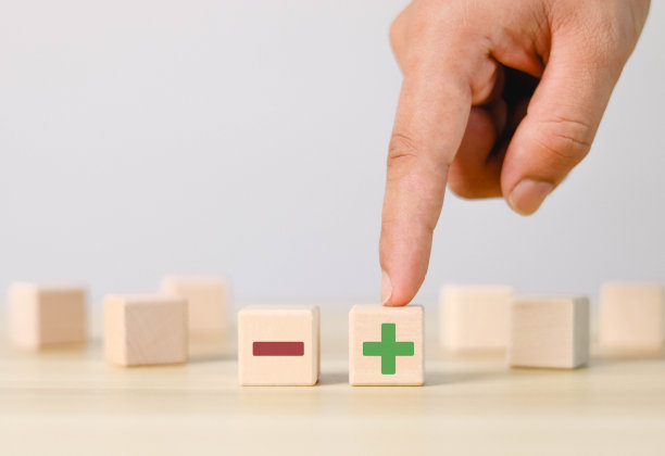 手和木块显示正负号图片下载