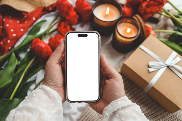 手机和春花郁金香以节日为背景。主题是爱，母亲节，妇女节平平安安图片下载