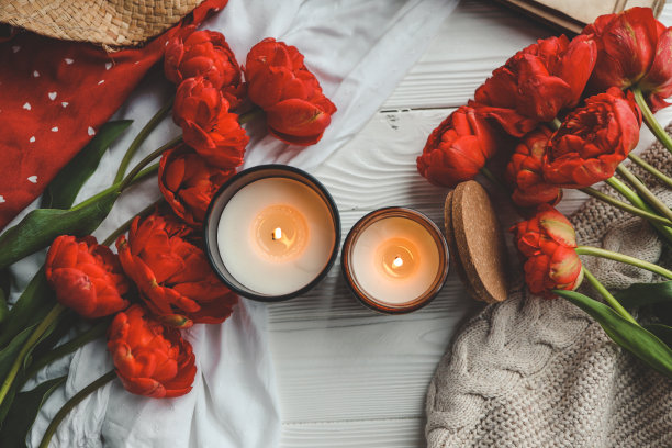 两支燃烧的蜡烛在家里的室内，唯美的照片图片下载