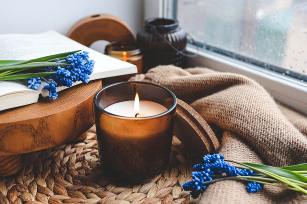 屋内窗台上燃烧的蜡烛和春花图片下载