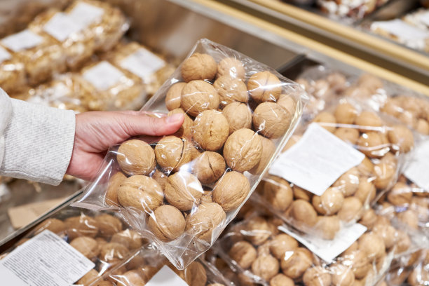 在商店买核桃的人图片下载