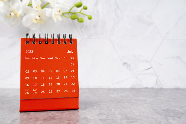 红历2023年7月。2023年台历和白兰花。图片下载