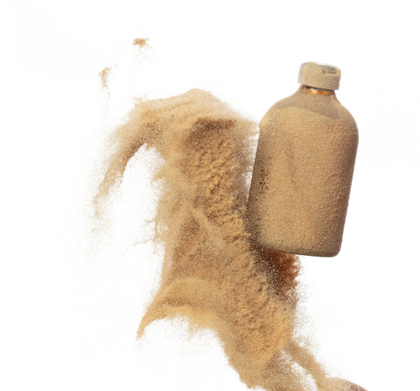化妆品容器白色的瓶子飞在半空中飞溅。在干燥的太阳下，保湿乳液面霜瓶爆炸，沙粉飞扬。白色背景隔离高速快门定格图片下载