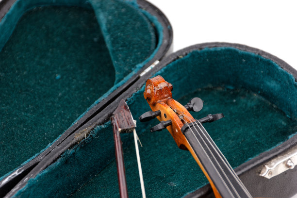 旧小提琴的小模型，包被隔离在白色上图片下载