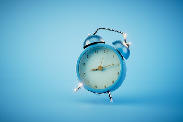 蓝色闹钟隔离在蓝色背景。三维渲染图片下载