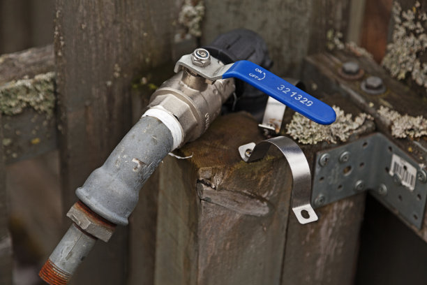 冷水阀安装在栅栏上图片下载