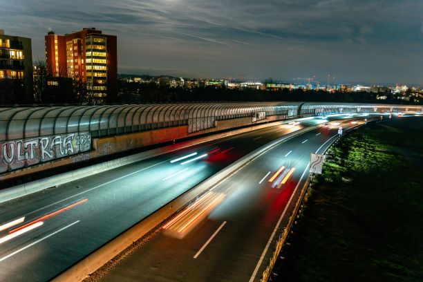夜晚的道路上车辆疾驰，通过的灯光条纹突出。法兰克福,德国。图片下载