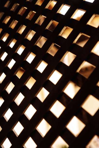 木制格子用来分隔不同的环境。图片下载