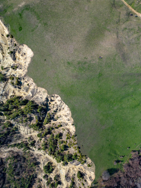 鸟瞰图的绿色山谷与崎岖的悬崖。格鲁吉亚。图片下载