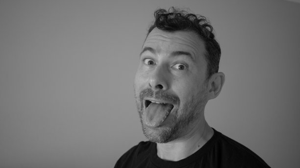 黑白写真，描绘了一个男人的面部表情图片下载